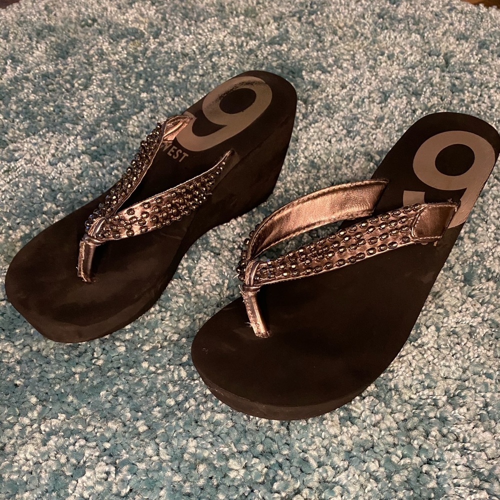Pre-owned, great condition 9 West 3 inch sandals.